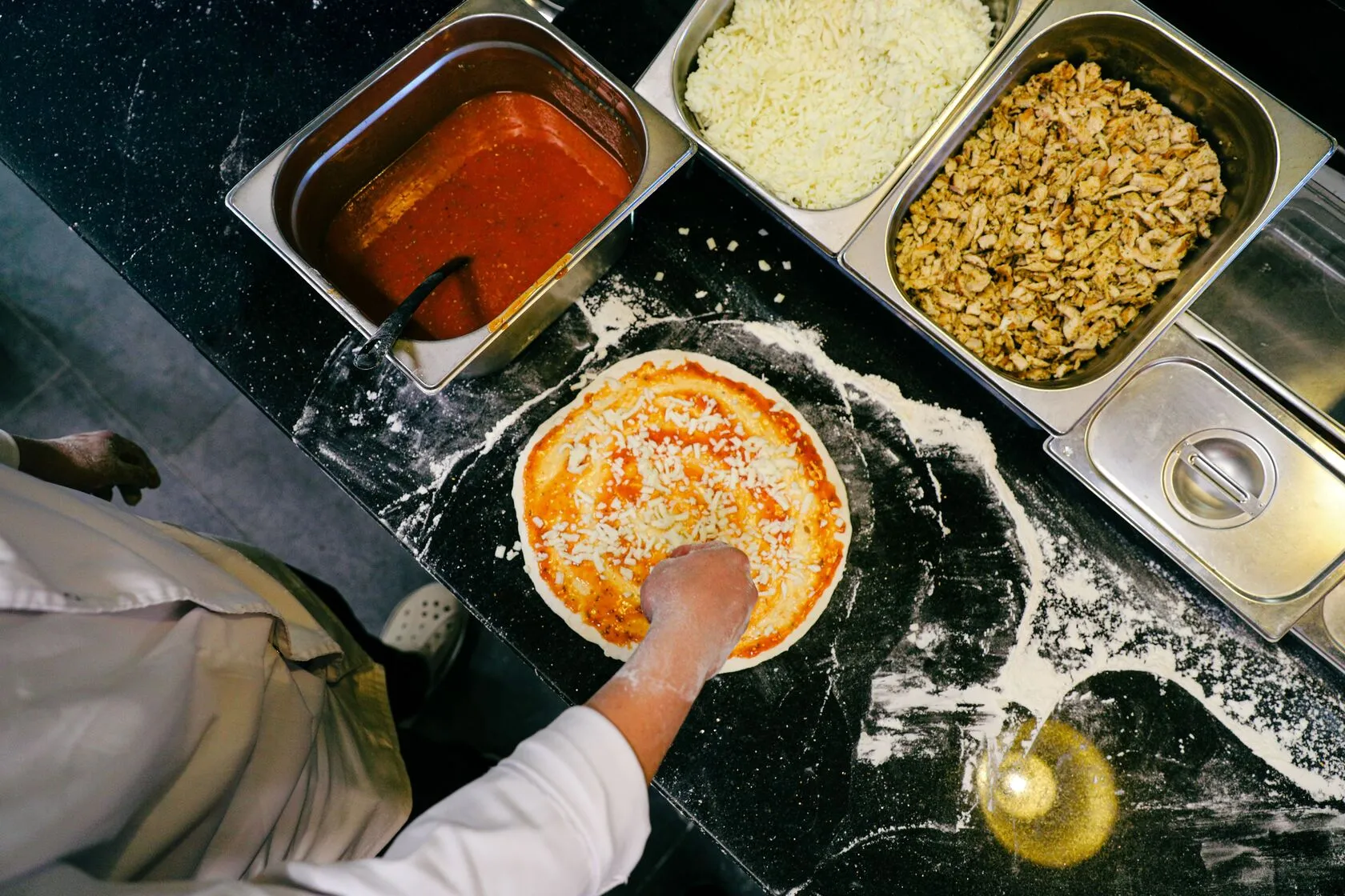 kok laver pizza med ost i pizza expressen herning